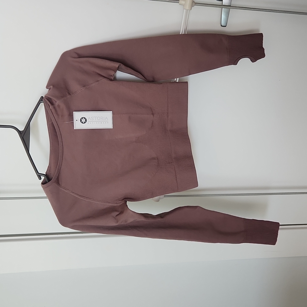 Astoria ADAPT Sleeved Crop - Mocha × 
